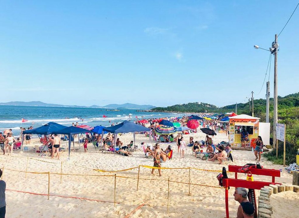 Praia Grande de Governador Celso Ramos, uma das mais premiadas com Bandeira Azul — Foto: Alex Ocker/Divulgação