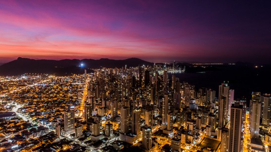 Quadra de Padel na praia de Balneário Camboriú viraliza e ganha o