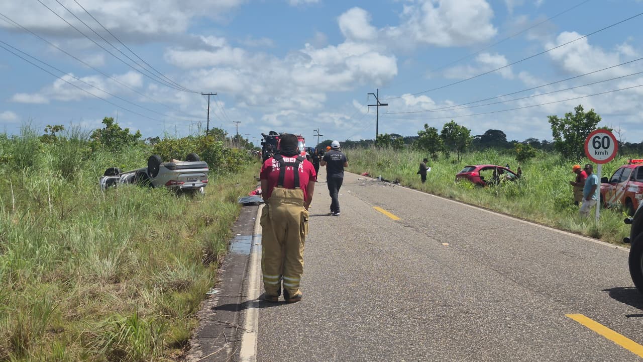 Dois morrem e sete ficam feridos após batida frontal entre carros na RR-205