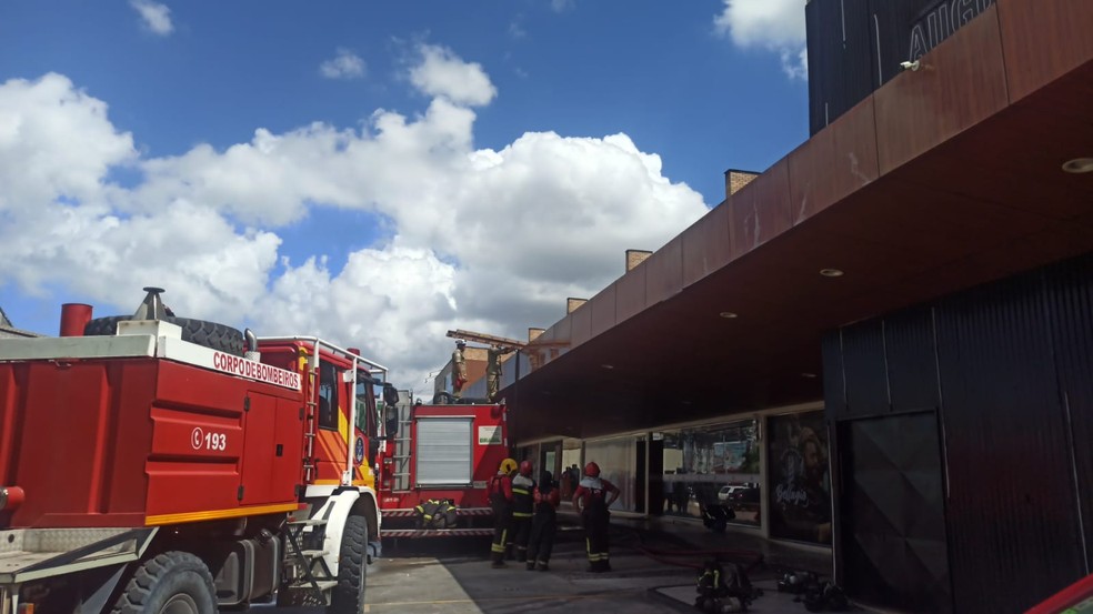Incendio atinge centro comercial em Manaus. — Foto: Karla Melo/Rede Amazônica