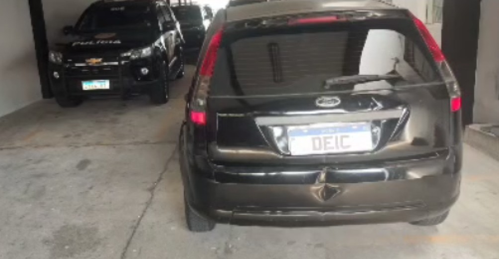 Polícia apreende carro usado em furto de mais de 100 notebooks em escola de Taubaté, SP