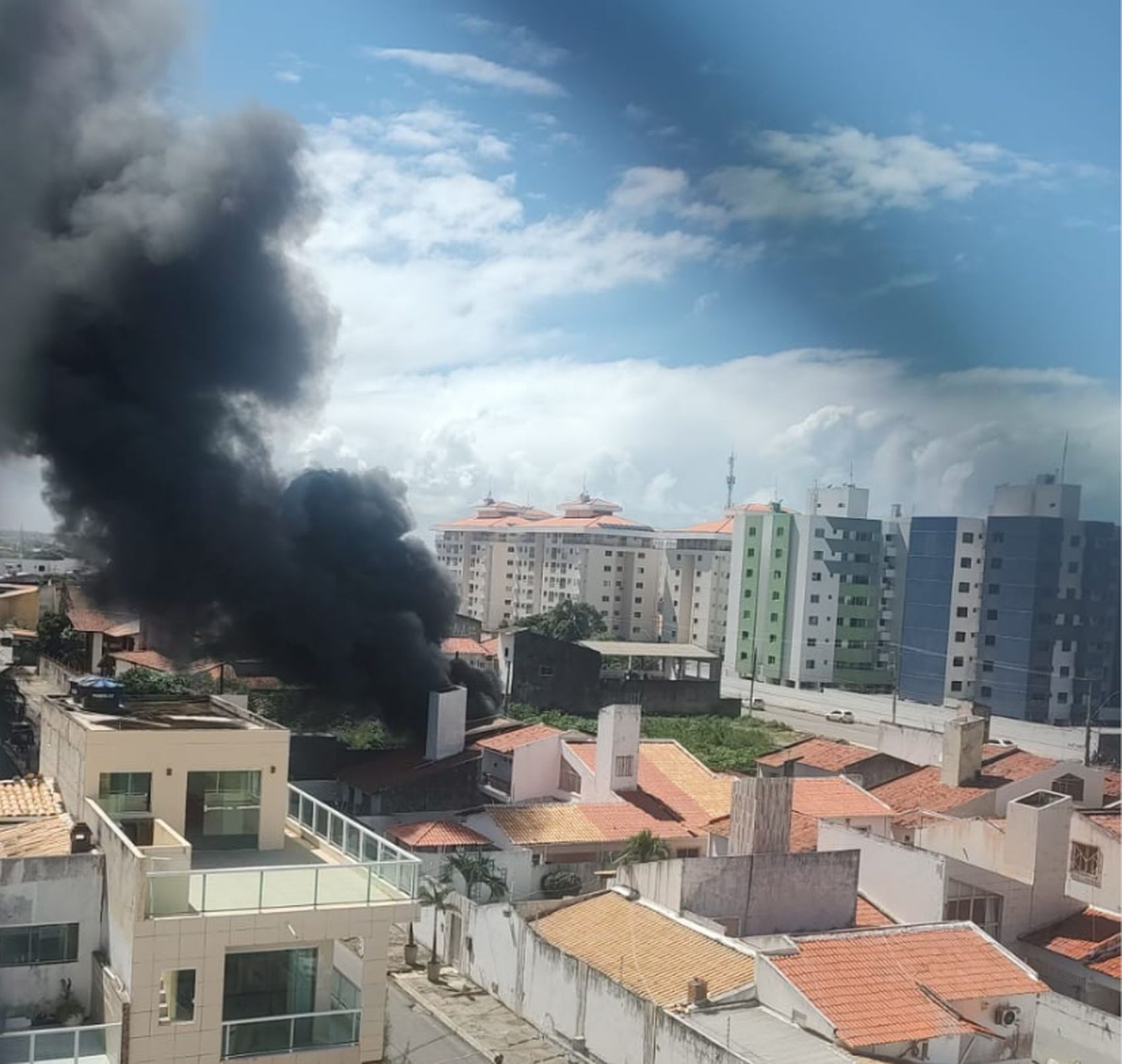 Incêndio provoca grande cortina de fumaça no Bairro Coroa do Meio em Aracaju