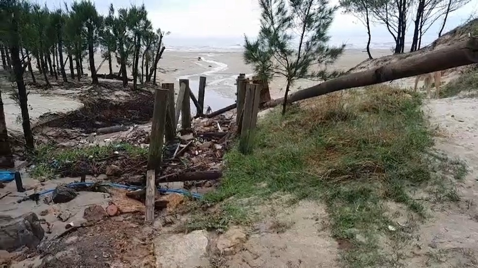 Tsunami meteorológico destrói ponte no bairro Esplanada — Foto: Defesa Civil/Divulgação