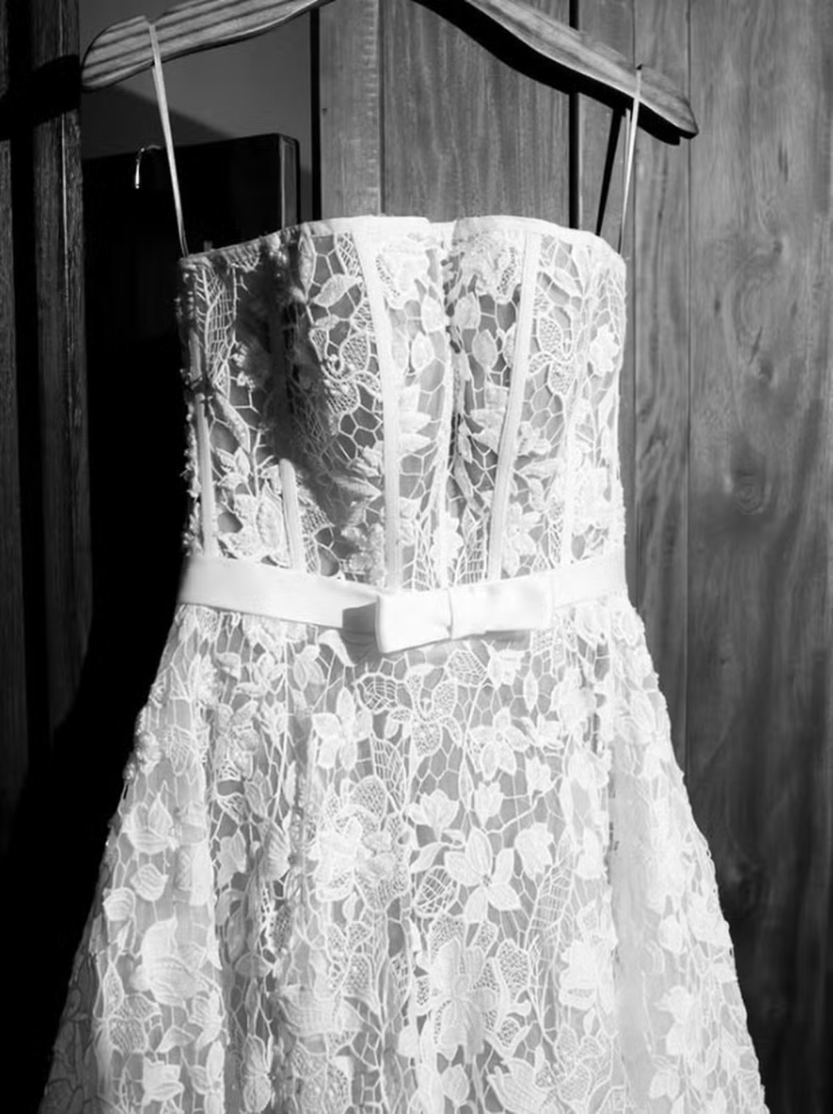 Loja de vestidos de noiva que não entregou encomendas anuncia fim das atividades; cerca de 300 clientes tentam reembolso