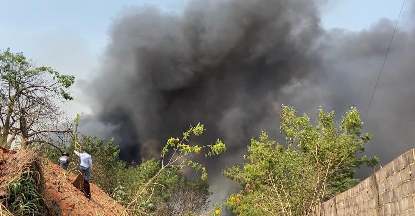 Incêndio mobiliza bombeiros e moradores e é controlado no dia seguinte em Piracicaba