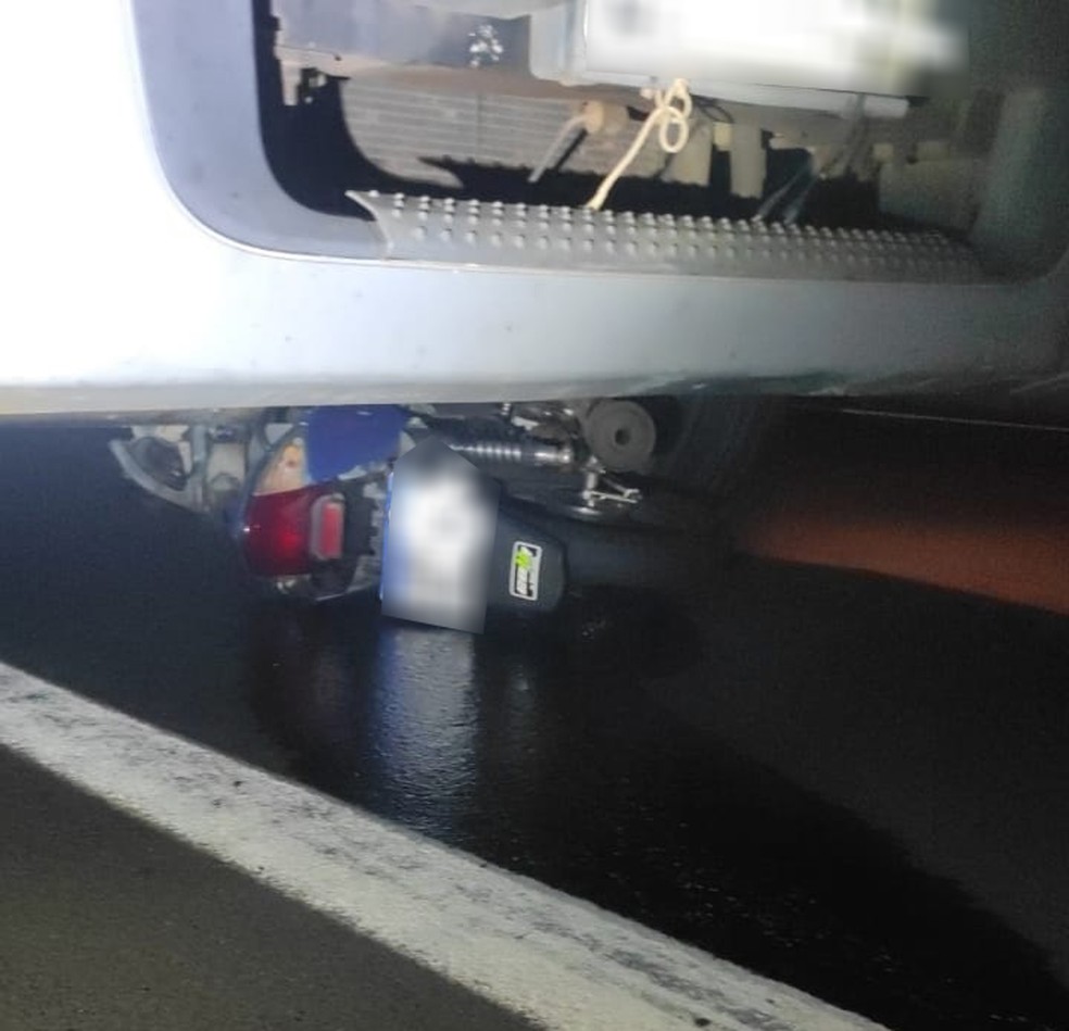 Motociclista morre após ser atingido por carro em Piquerobi (SP) — Foto: Polícia Rodoviária