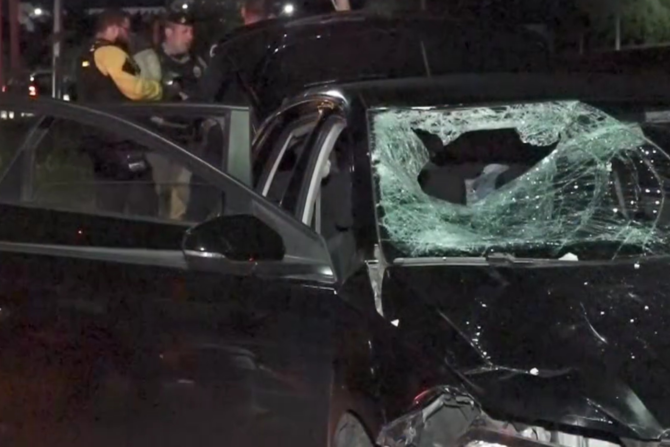 Motorista ultrapassa viatura da GM em alta velocidade, atropela e mata homem antes de bater em poste em Maringá