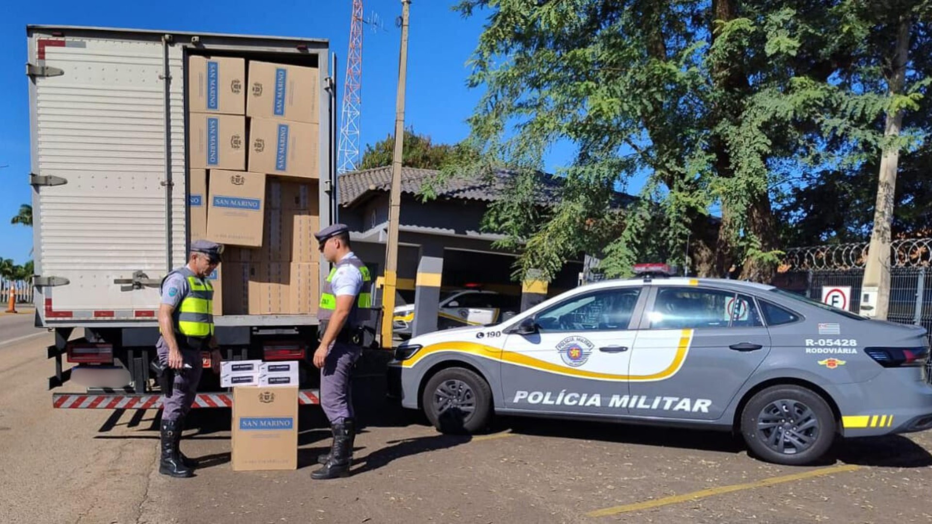 Caminhão com mais de 200 mil maços de cigarros é apreendido em rodovia do interior de SP