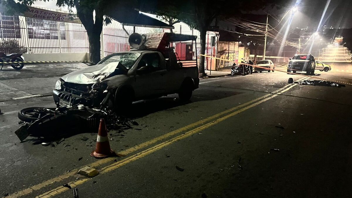 Jovem morre após bater moto em carro na avenida Brasil, em Ferraz de Vasconcelos 