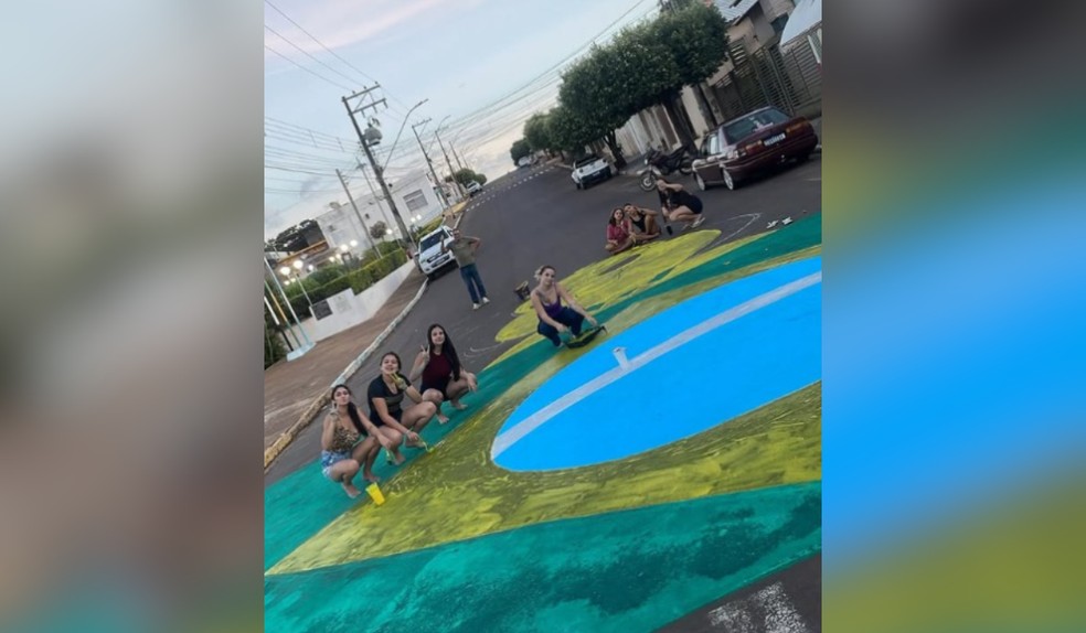 Moradores participam de pintura temática da Copa do Mundo na avenida principal de Ribeirão dos Índios (SP) — Foto: Wallace Olivier/Redes sociais