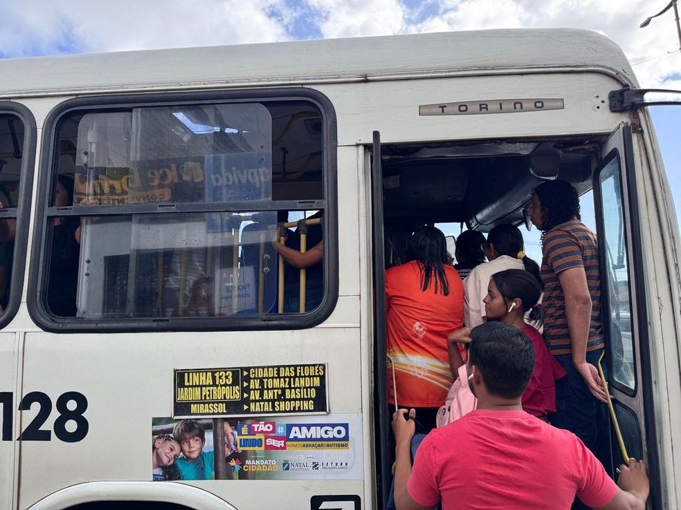 Ônibus em circulação lotado em Natal — Foto: Vinícius Marinho/Inter TV Cabugi