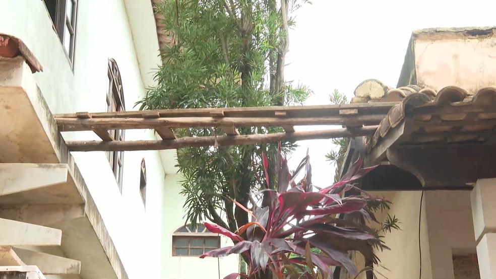 Família de Mimoso do Sul, Espírito Santo, passa noite de chuva no telhado de casa e improvisa escada para sair — Foto: Reprodução/TV Gazeta