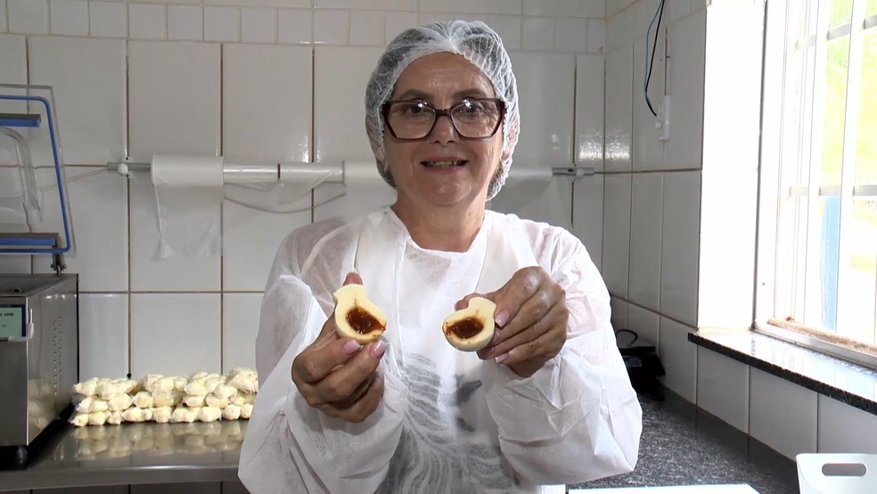 Queijo artesanal recheado é um dos carros chefes de produção em João Neiva, Espírito Santo — Foto: Reprodução/TV Gazeta