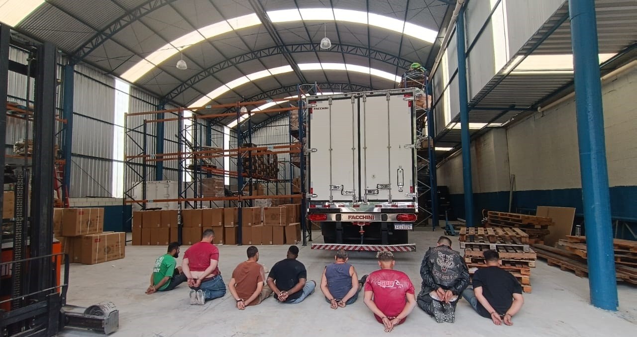 Carga apreendida em galpão de Arujá chega a quase R$ 3 milhões