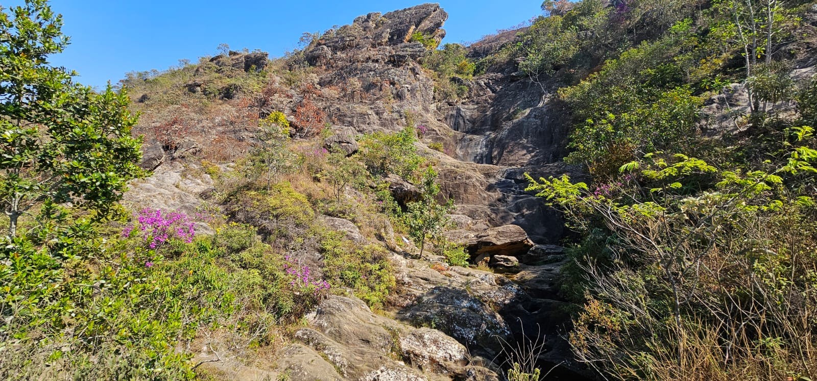 Cachoeira histórica castigada pela estiagem e que ficou seca por mais de um mês volta a ter água em MG