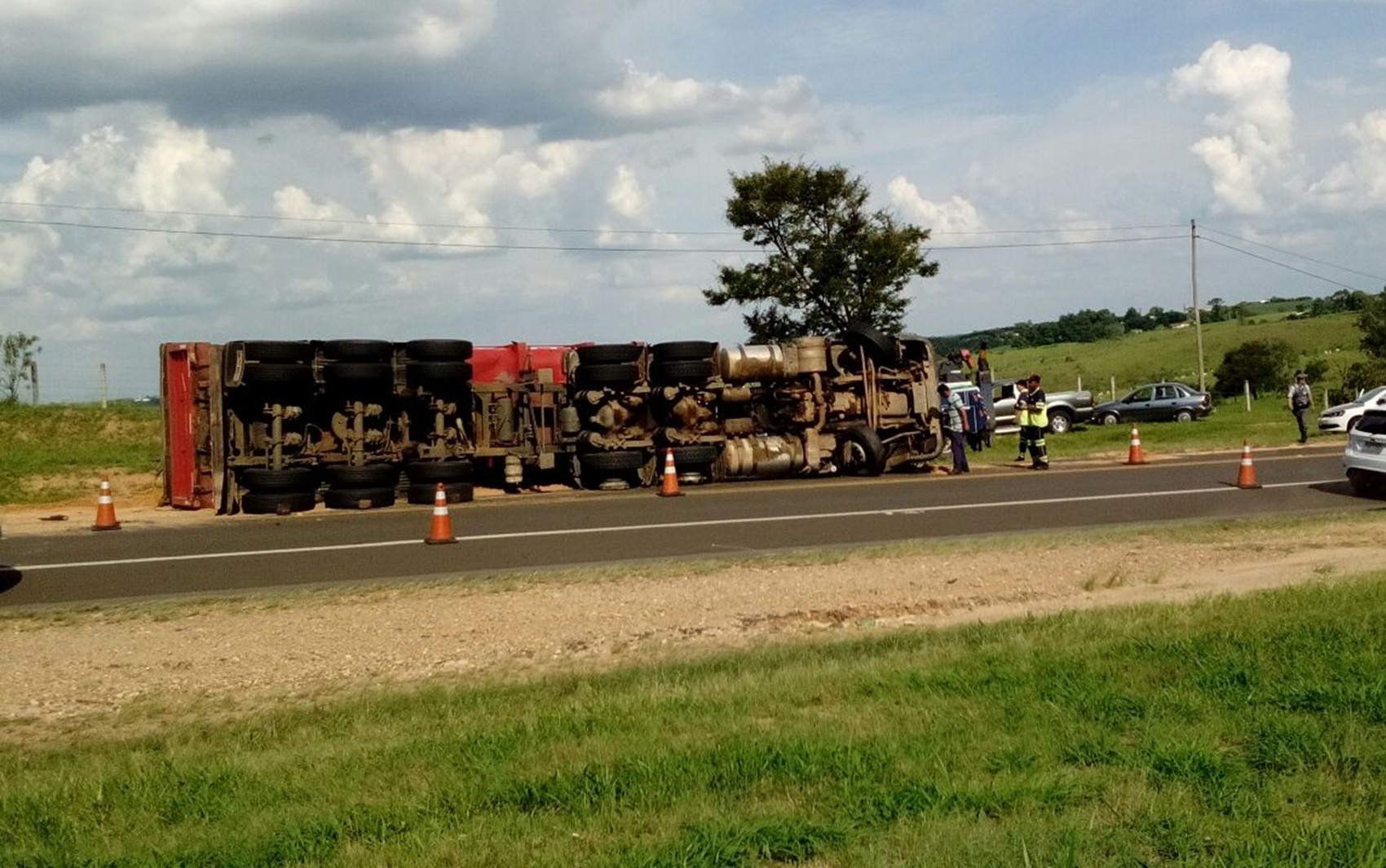 Caminhoneiro se fere após tombar na Rodovia Marechal Rondon em Tietê