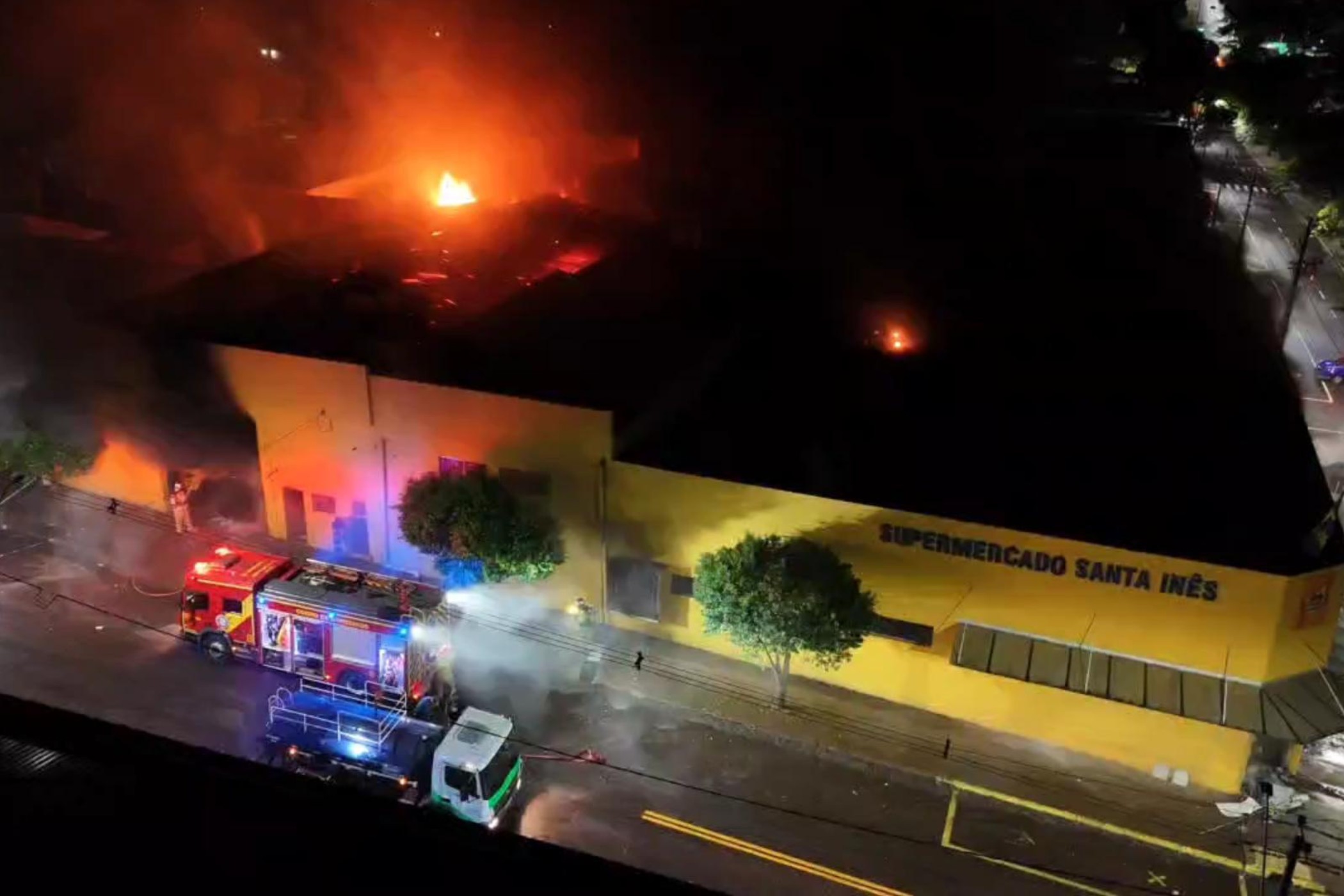 Incêndio de grandes proporções atinge supermercado no Paraná; VÍDEO