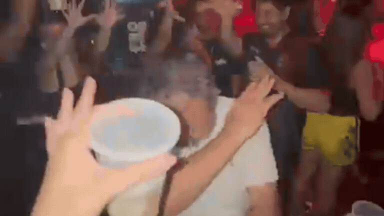 Filha leva pai em bar universitário para comemorar aniversário em Uberlândia e vídeo viraliza: ‘Galera adorou ele’