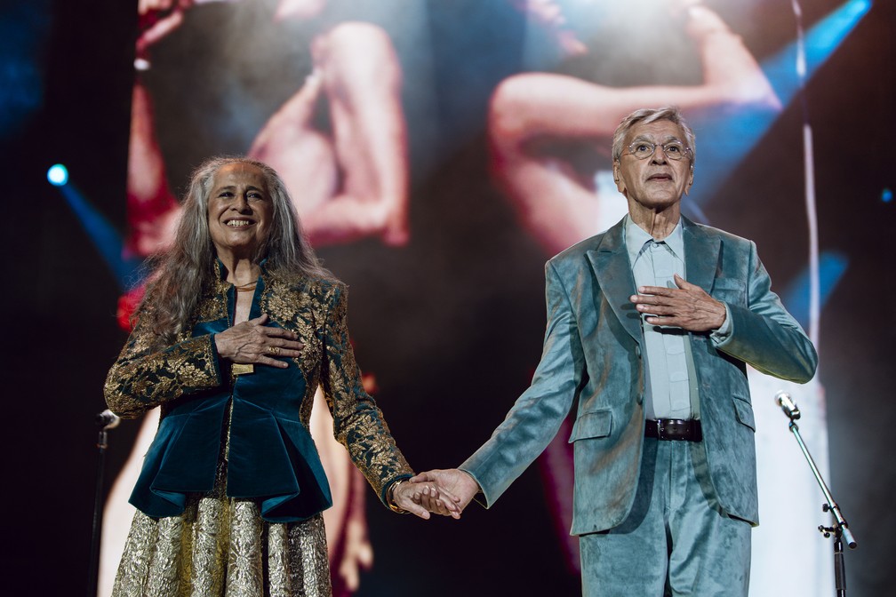 Maria Bethânia e Caetano Veloso em show da turnê "Caetano & Bethânia" — Foto: Divulgação