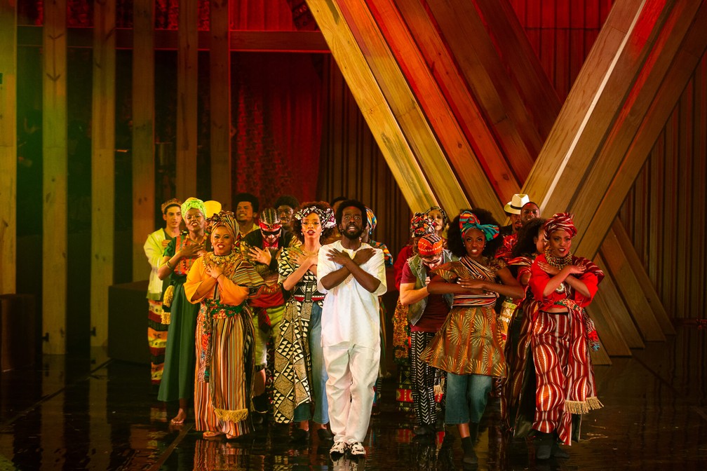 As cores vivas dos figurinos de Claudio Tovar saltam aos olhos no espetáculo ‘Martinho – Coração de rei – O musical’, em cartaz no Teatro Riachuelo — Foto: Erik Almeida / Divulgação
