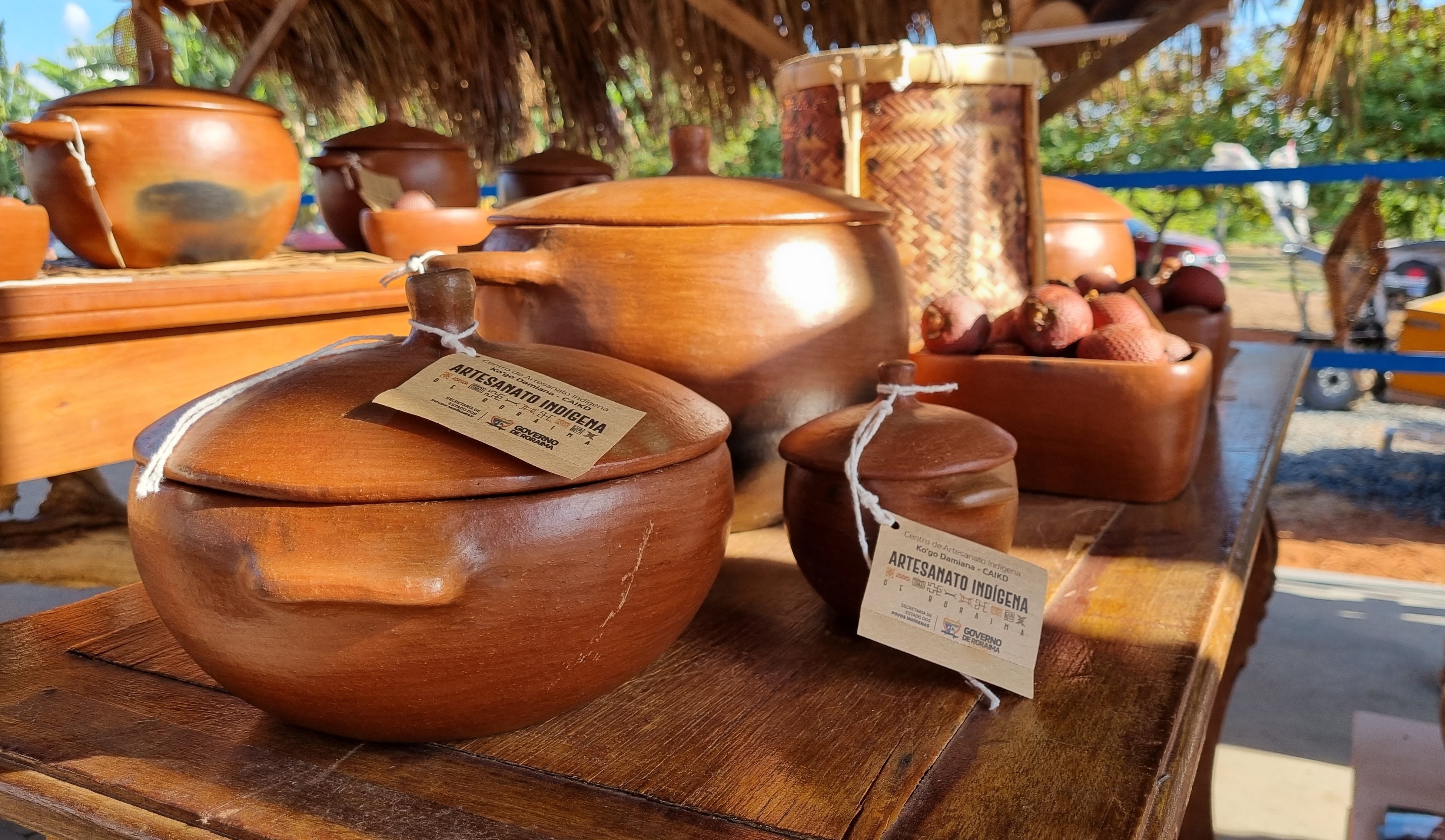 Panelas de barro feitas por artesãs indígenas são vendidas na feira agropecuária de Roraima