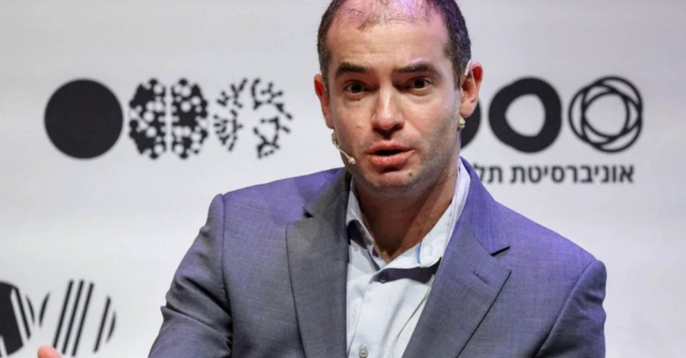 "Definitivamente, vamos construir um bunker antes de lançarmos a AGI (inteligência artificial geral)", teria dito Ilya Sutskever. — Foto: BBC/AFP via Getty Images
