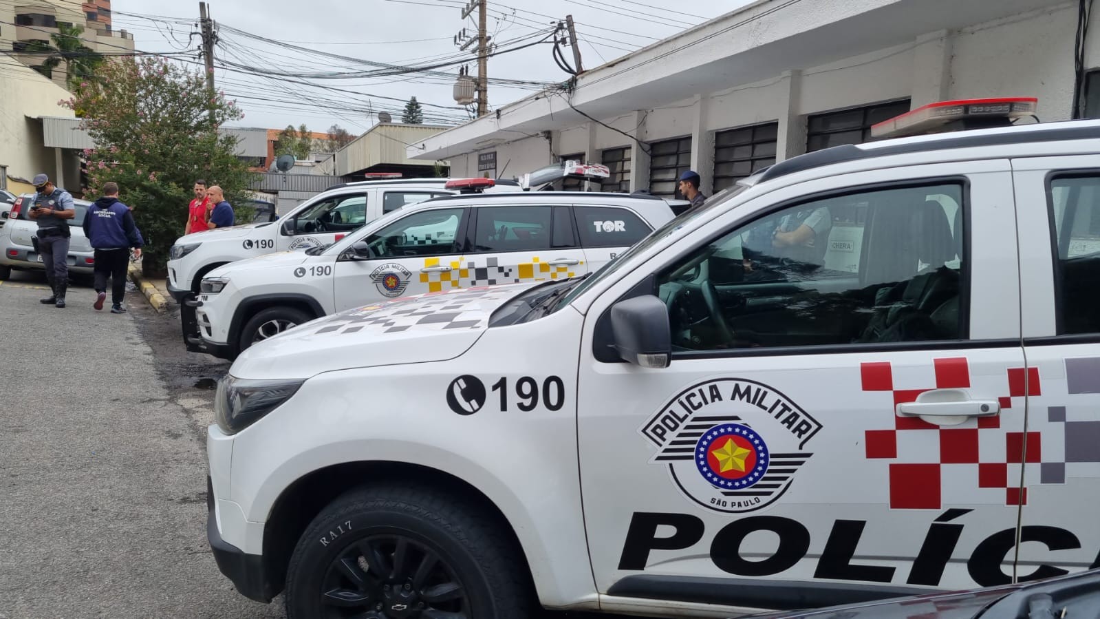 Policial rodoviário é preso suspeito de assaltar passageiros de ônibus com comparsa na Rodovia Castello Branco