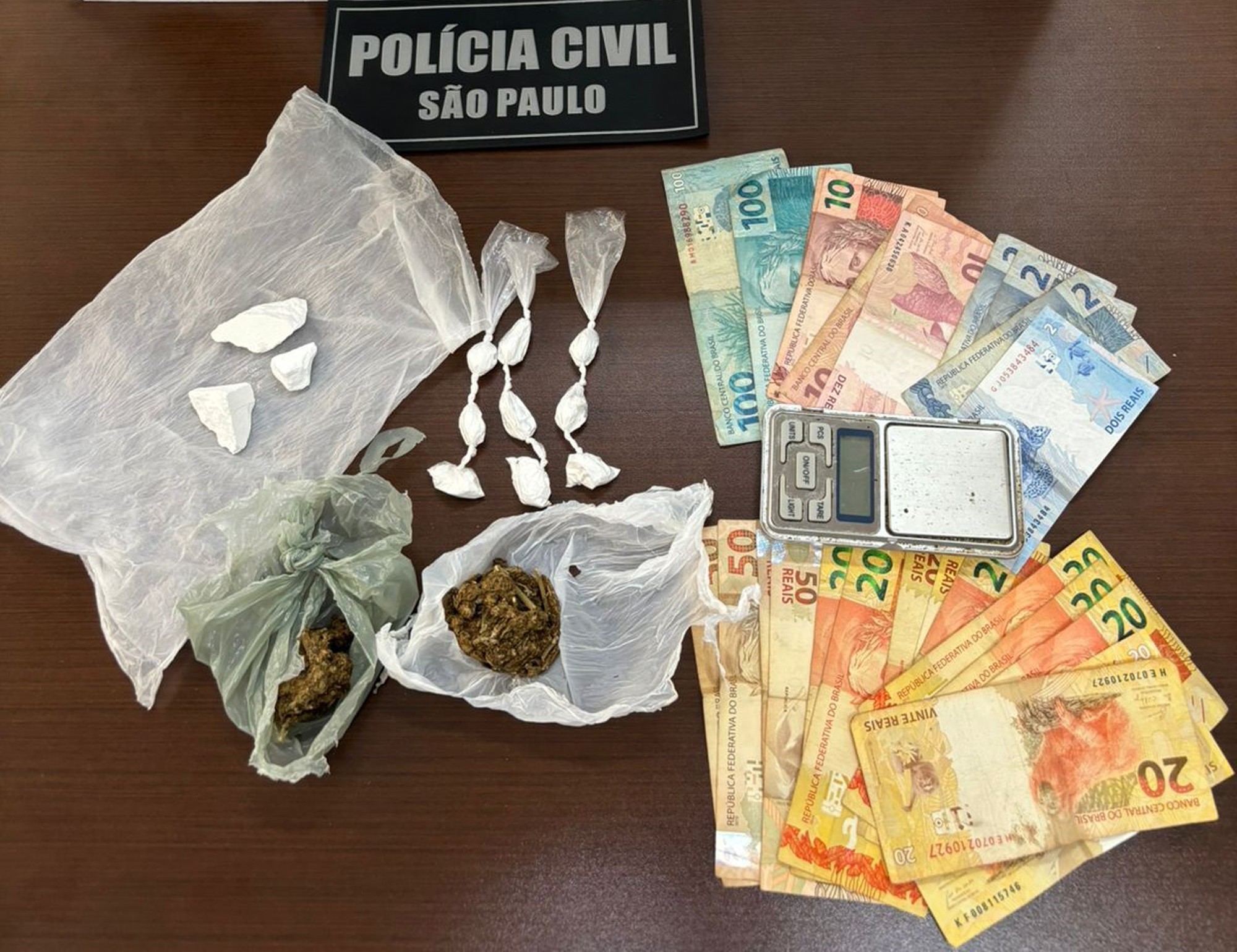 Polícia Civil localiza porções de cocaína e maconha em residência e morador acaba preso em flagrante