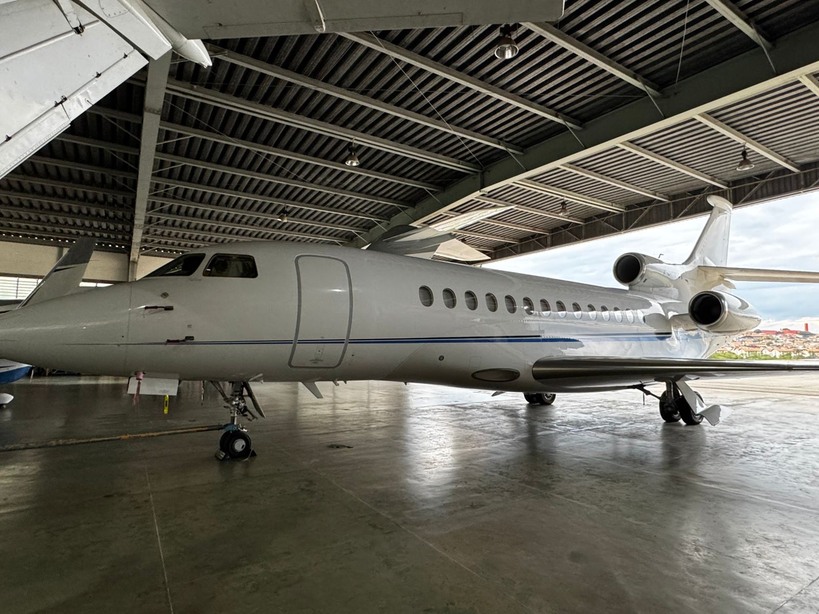 Cama, luxo e voos entre continentes sem escala: como é o Falcon 7X, jato de Daniel Vorcaro apreendido pela PF