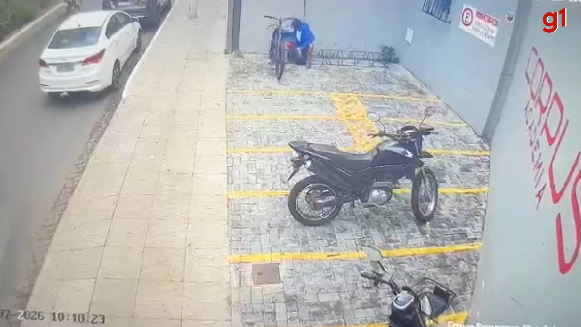 VÍDEO: Homem corta cadeado e furta bicicleta em frente a academia em Governador Valadares