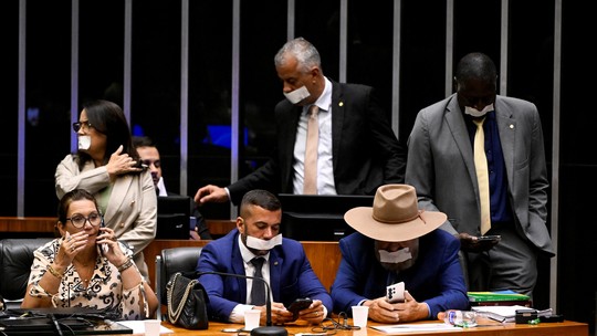 Oposição anuncia revezamento para manter ocupação da Mesa da Câmara e do Senado - Deputado Sóstenes Cavalcante diz que grupo vai manter pressão até conseguir reunião com os presidentes das duas Casas. Grupo protesta contra prisão domiciliar do ex-presidente Jair Bolsonaro, réu por tentativa de golpe de Estado.