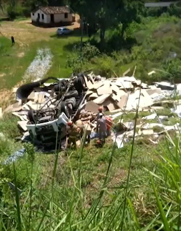 Queda de caminhão em ribanceira na RJ-116 deixa dois mortos no Noroeste do RJ