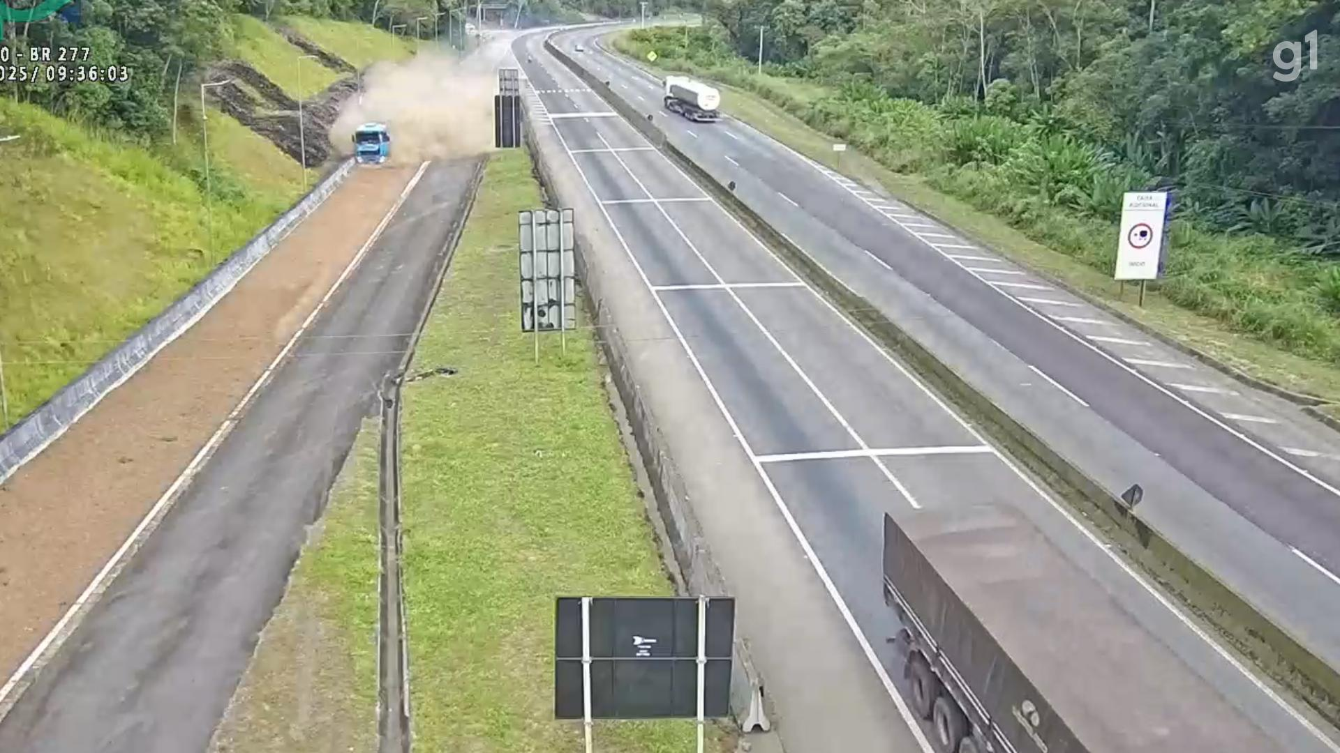 VÍDEO: caminhão com pane nos freios utiliza área de escape da BR-277, no litoral do Paraná