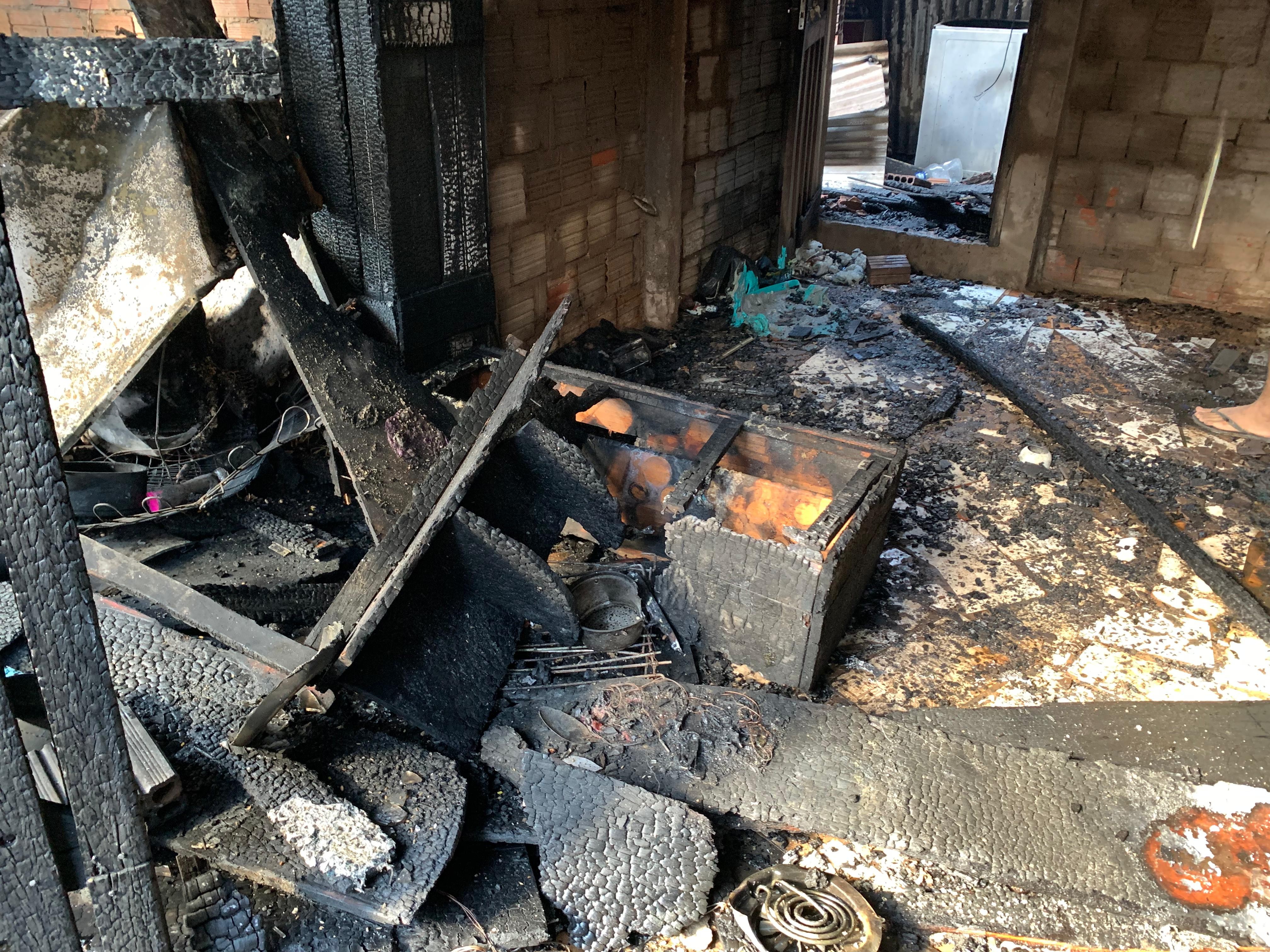 VÍDEO: Boleira se desespera ao encontrar casa em chamas no Acre; família perdeu tudo em incêndio