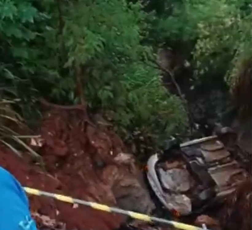 Cratera em rua de Nova Odessa engole carro e moradores lamentam: 'há meses assim'