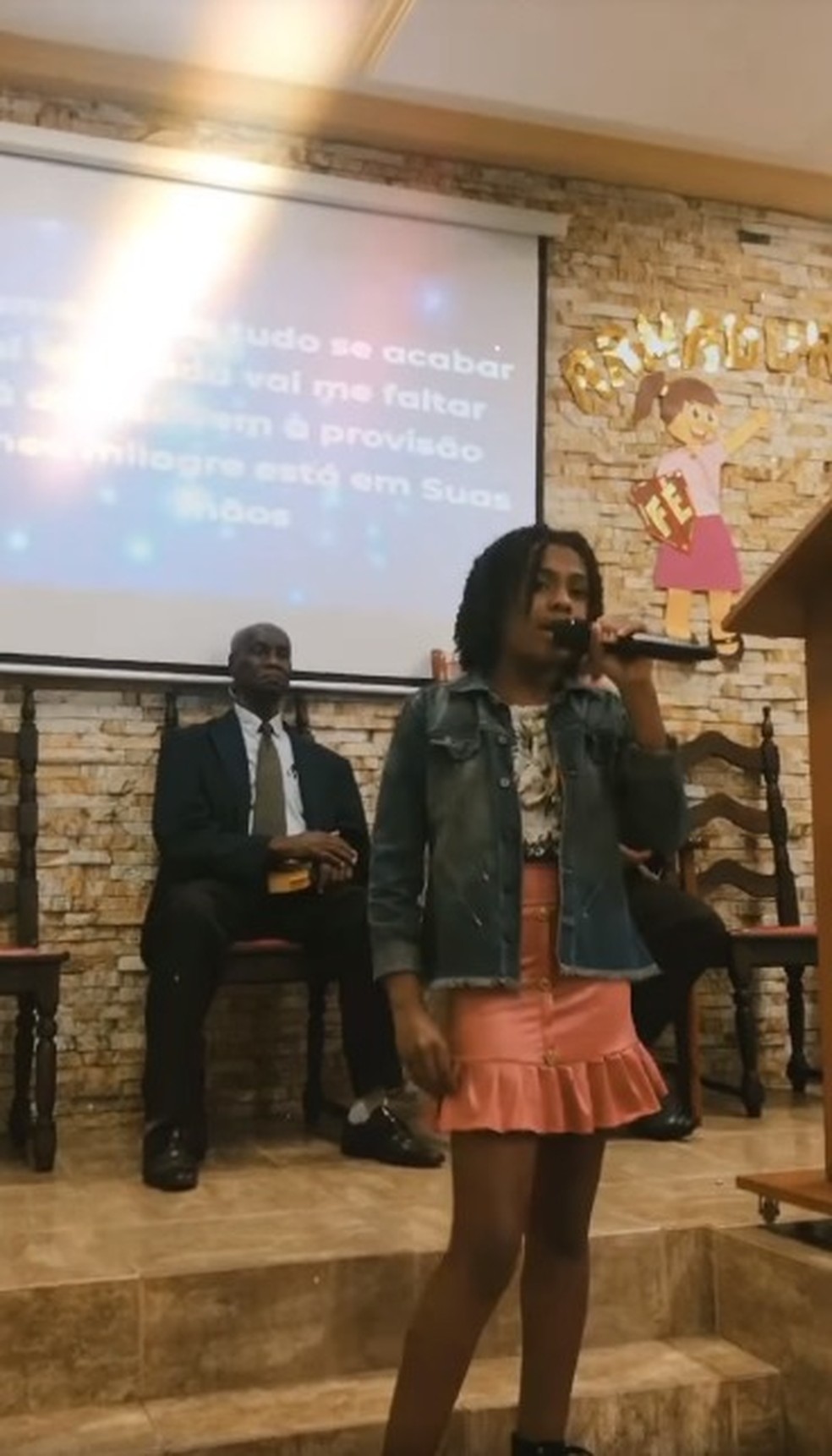 Menina baleada na Baixada Fluminense canta na igreja — Foto: Redes sociais