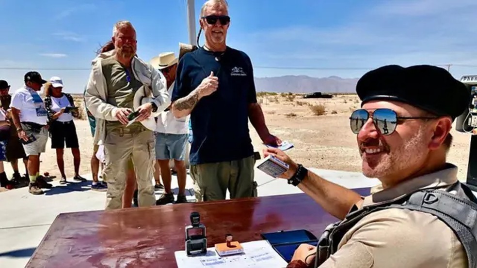 Cerca de 25 mil 'cidadãos' de 120 países fazem parte de Slowjamastan. Muitos deles vêm visitar a micronação passando pelo 'guichê de imigração'. — Foto: Ministério da Propaganda de Slowjamastan via BBC