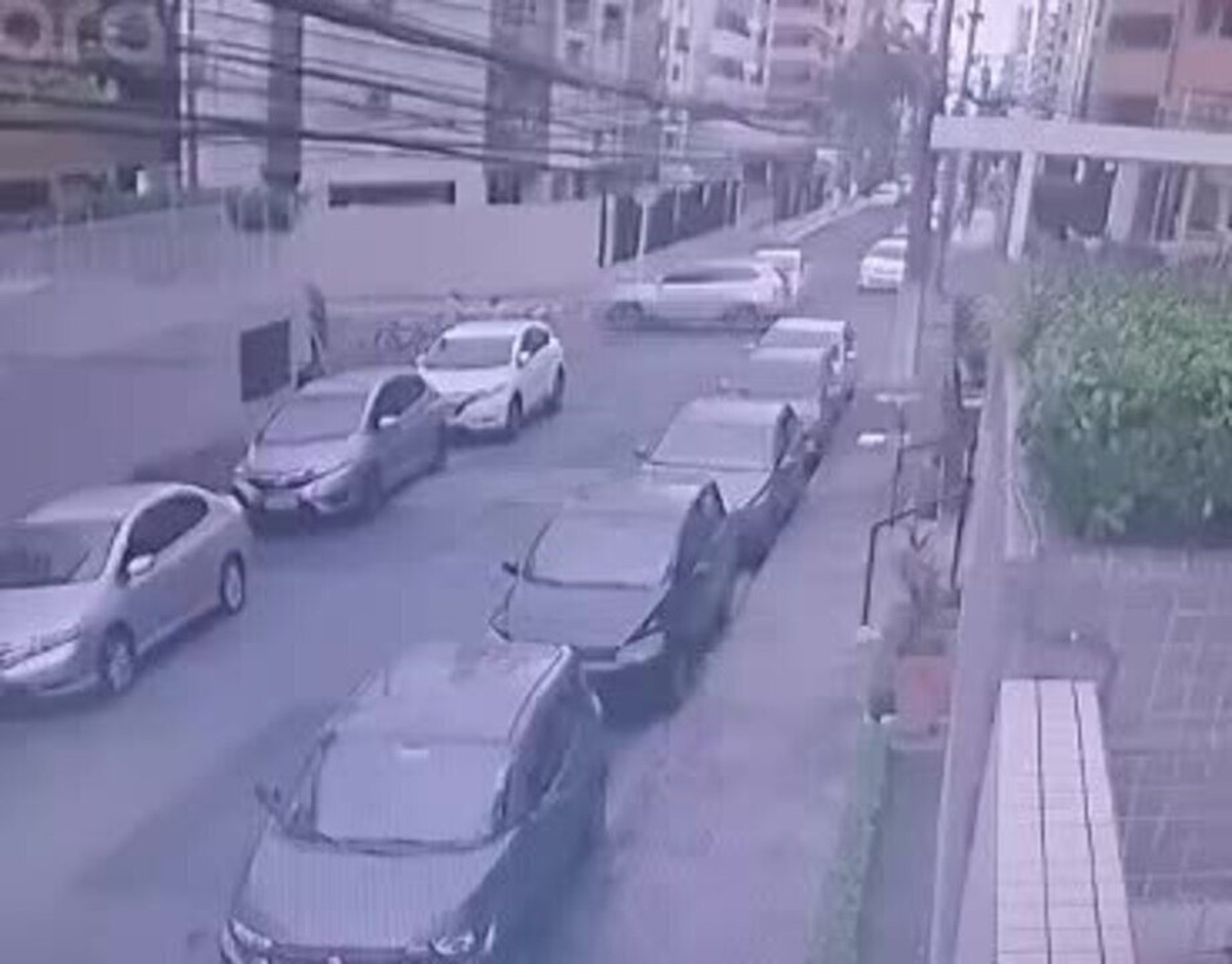 Carro bate em veículos e atropela duas pessoas na Ponta Verde, em Maceió, Alagoas
