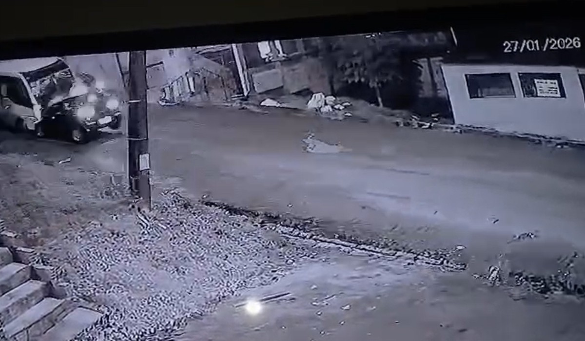 VÍDEO: Homem morre após colisão entre carro e micro-ônibus na Zona Centro-Sul de Manaus 