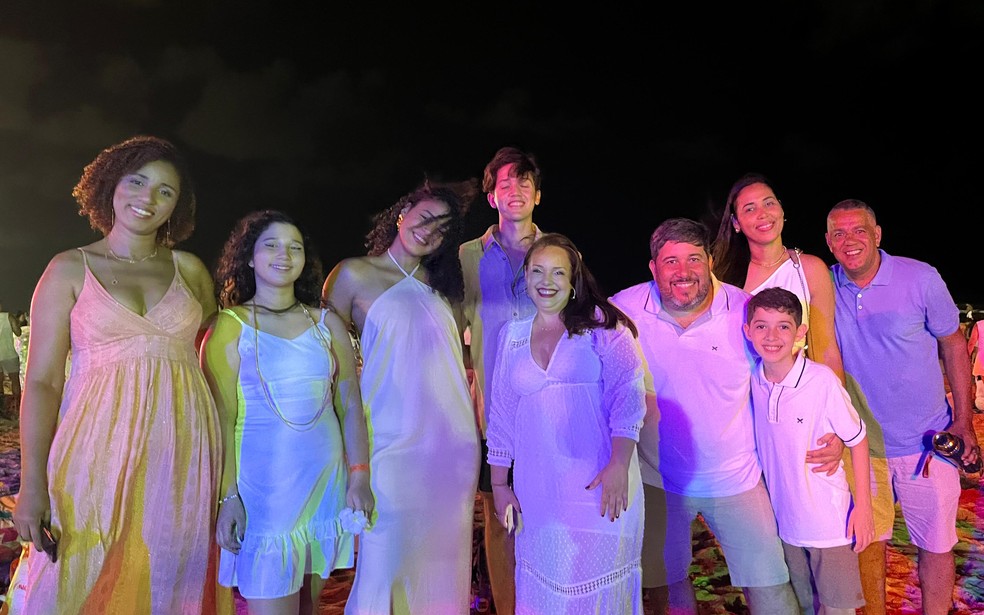 Família Barros e Família Monteiro juntas no Réveillon 2025 na Praia do Pina, na Zona Sul do Recife — Foto: Fernanda Soares/g1
