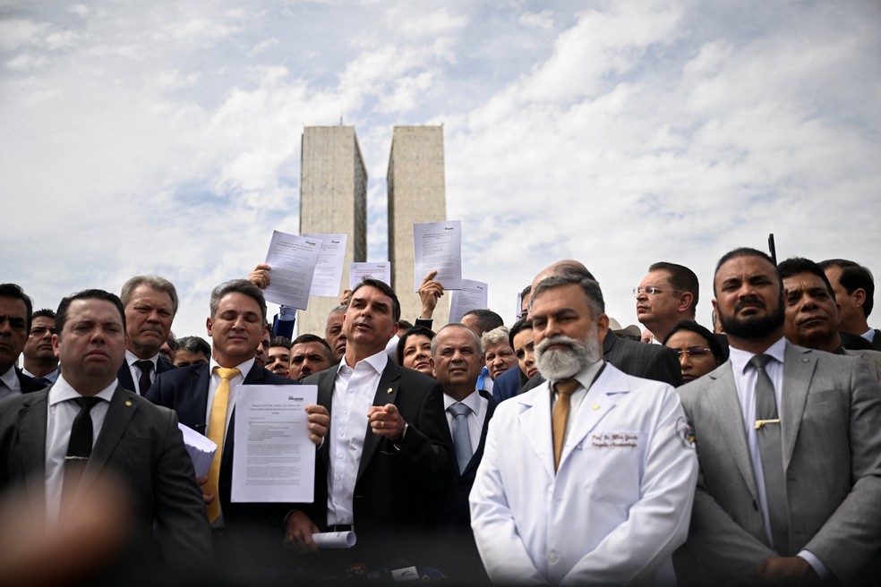 Aliados de Bolsonaro protestam em frente ao Congresso após prisão domiciliar do ex-presidente — Foto: Mateus Bonomi/Reuters