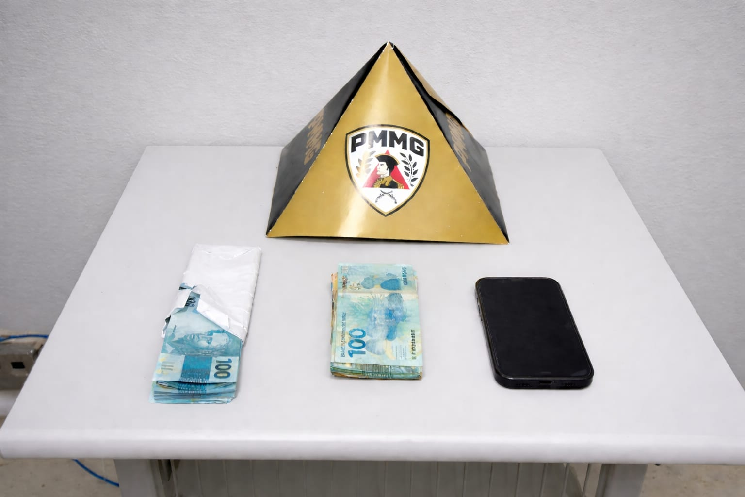 Caminhoneiro é preso ao usar notas falsas em comércios e diz ter encontrado dinheiro em envelope