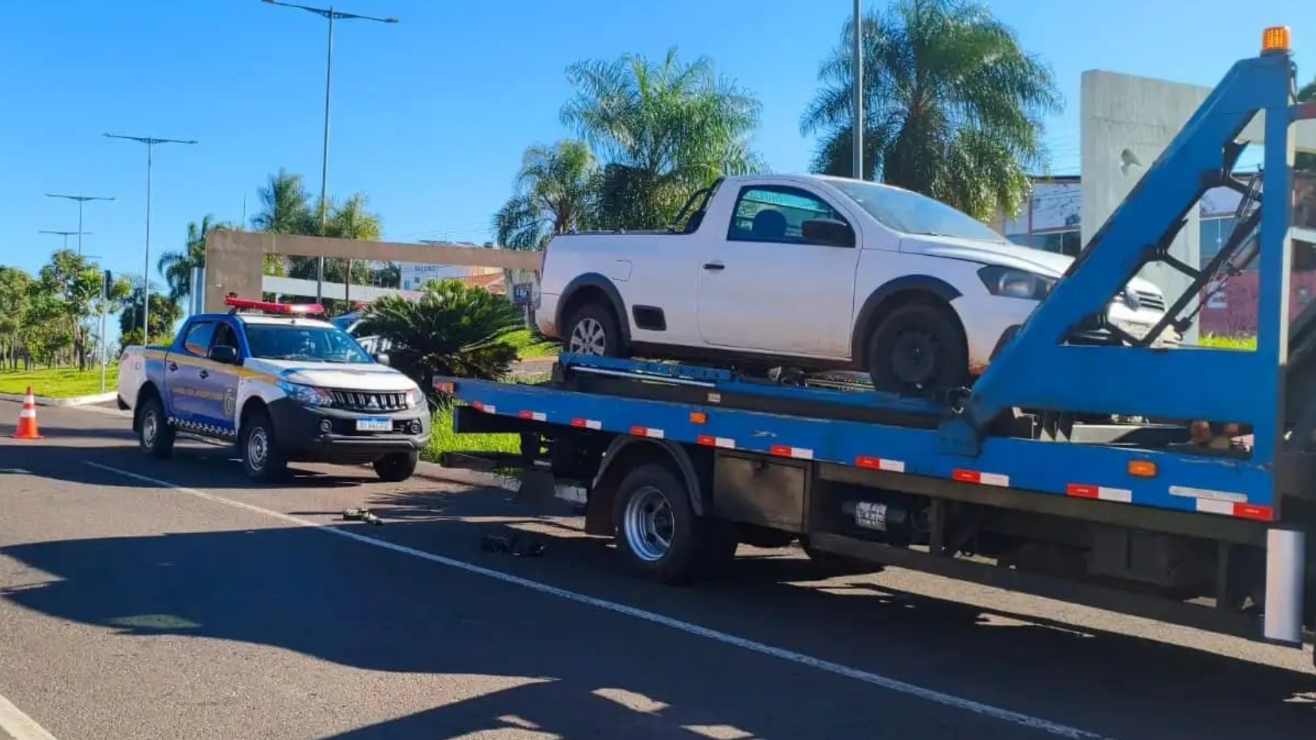 Todo errado: Motorista tem picape apreendida com mais de R$ 100 mil em débitos ao ser abordado sem cinto e sem habilitação