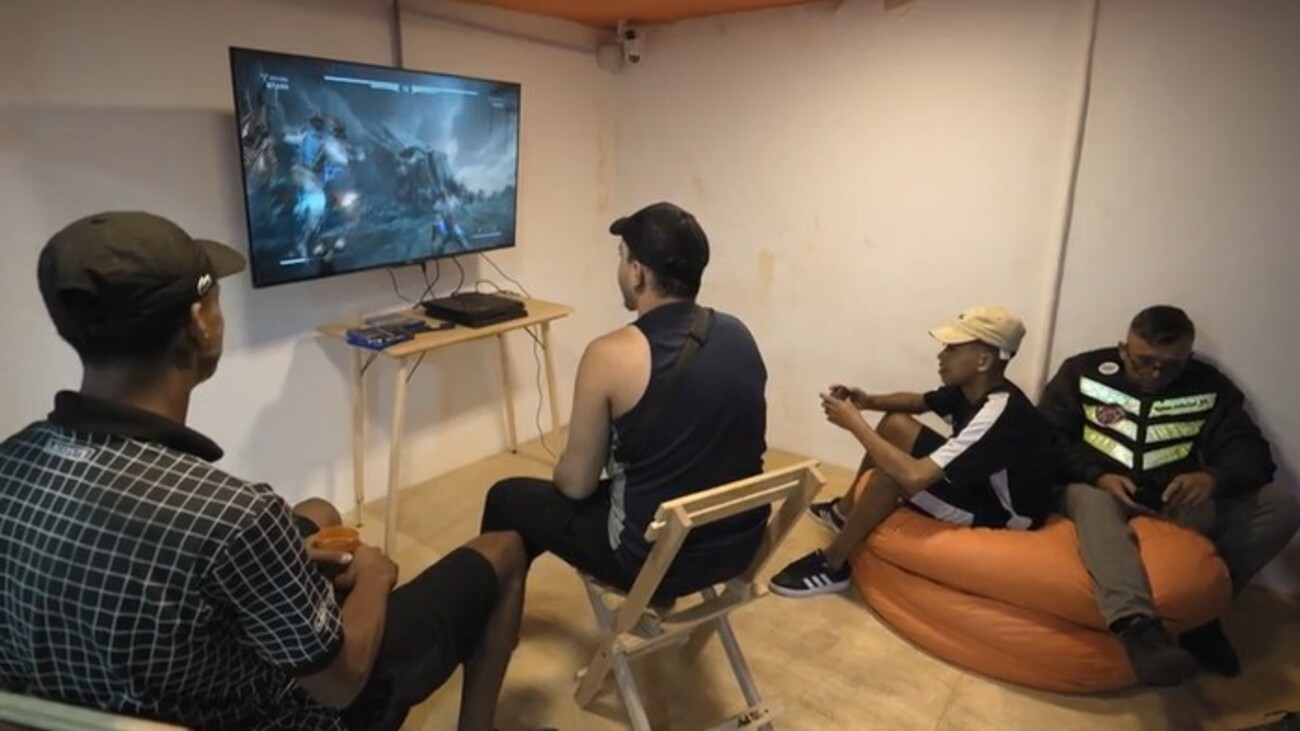 Café, banheiro e até videogame: a base criada por entregadores que oferece apoio e descanso entre as corridas