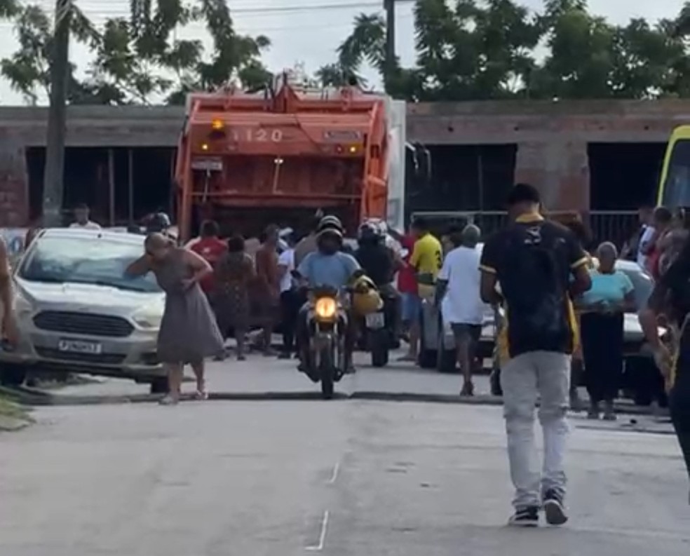 Idosa morre após ser atropelada por caminhão de coleta de lixo em São Luís — Foto: Reprodução/Redes sociais