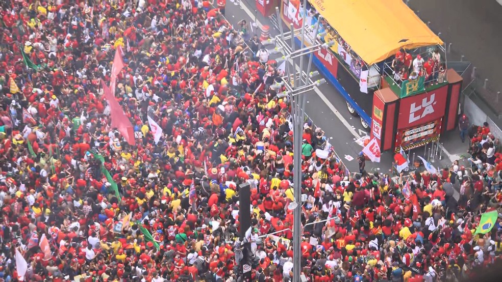 Ato de apoiadores de Lula na Avenida Paulista neste sábado (24) — Foto: TV Globo