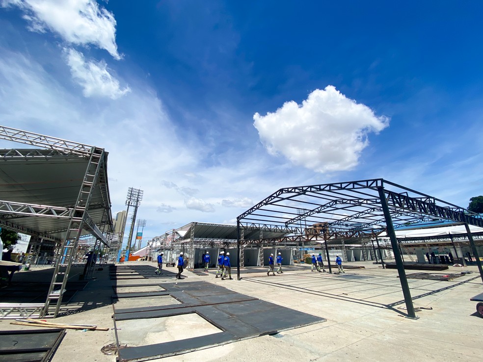 Mais de 150 profissionais estão envolvidos na montagem final do Parque do Povo, em Campina Grande — Foto: Myrlla dos Anjos/Arte Produções
