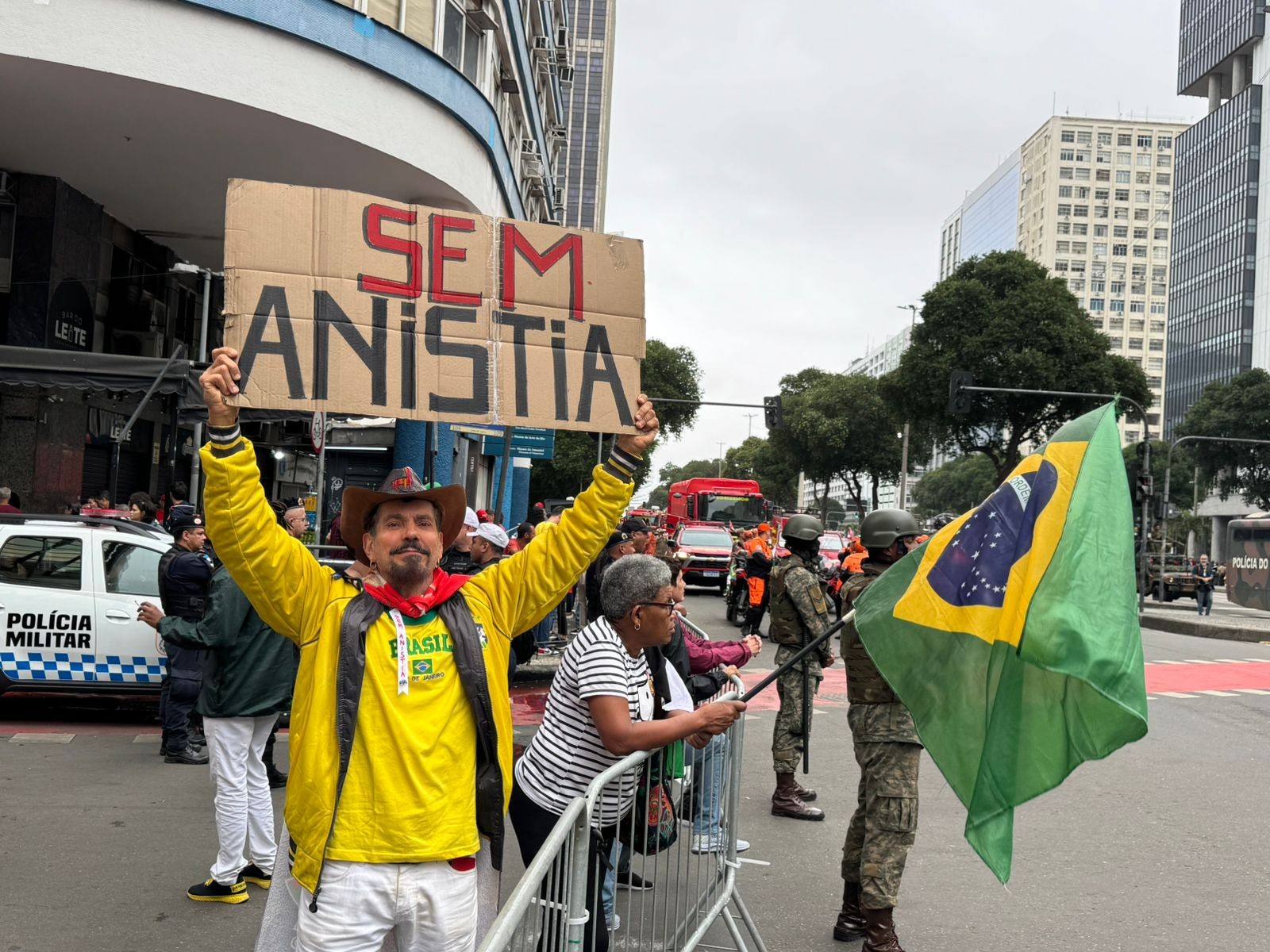 Ato em defesa da democracia reúne manifestantes no Centro do Rio 