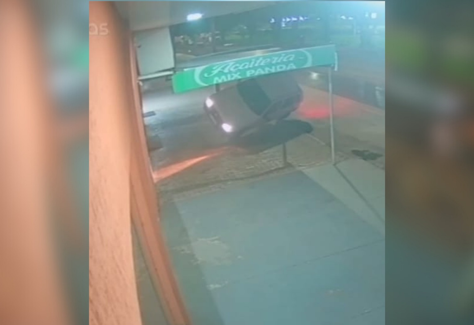 Carro derrapa, bate em placa de trânsito e ‘estaciona’ sobre duas rodas;  VÍDEO