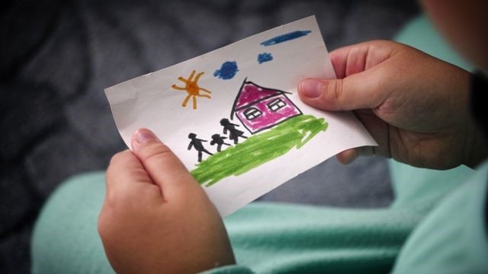 Criança segura papel com desenho, em imagem de arquivo — Foto: Getty Images, via BBC